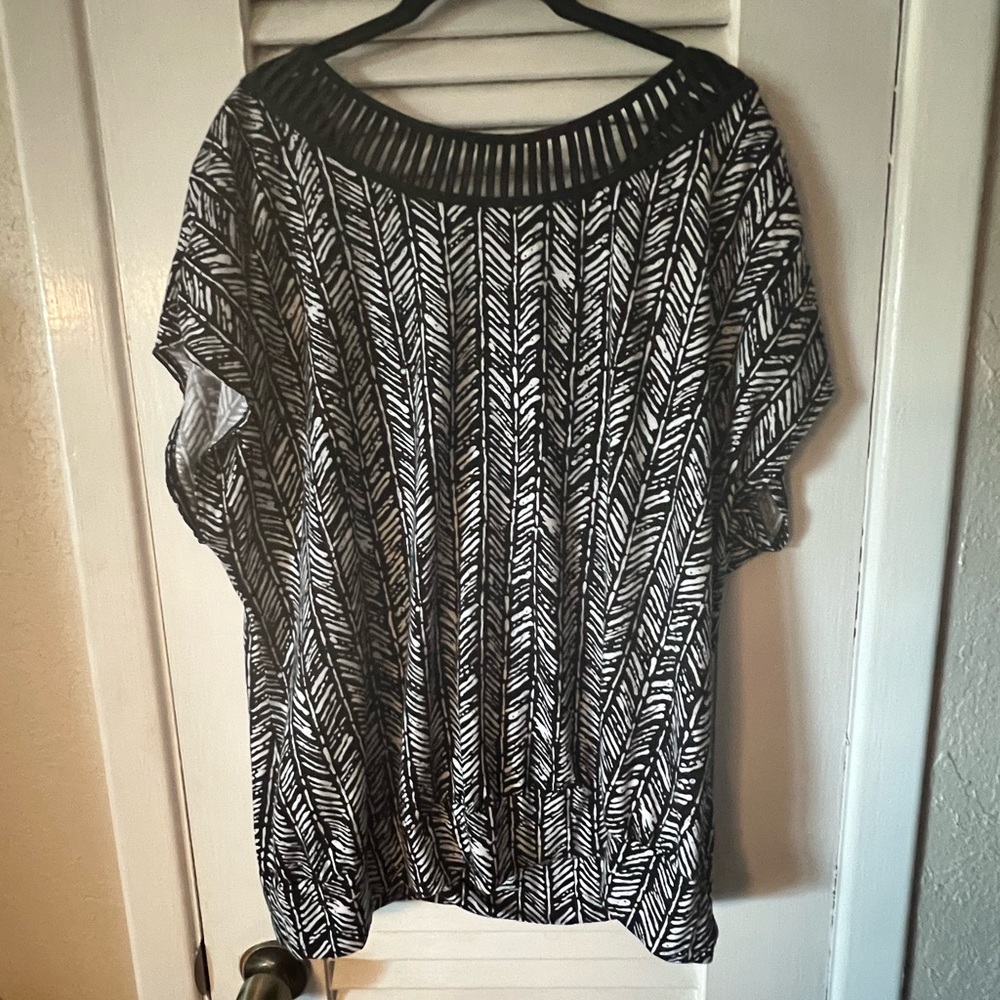 🤩 $5 SALE! 🤩 🎉 HOST PICK 🎉 Lane Bryant black and white top